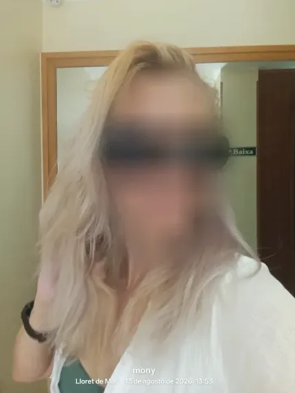 Andrea, 39